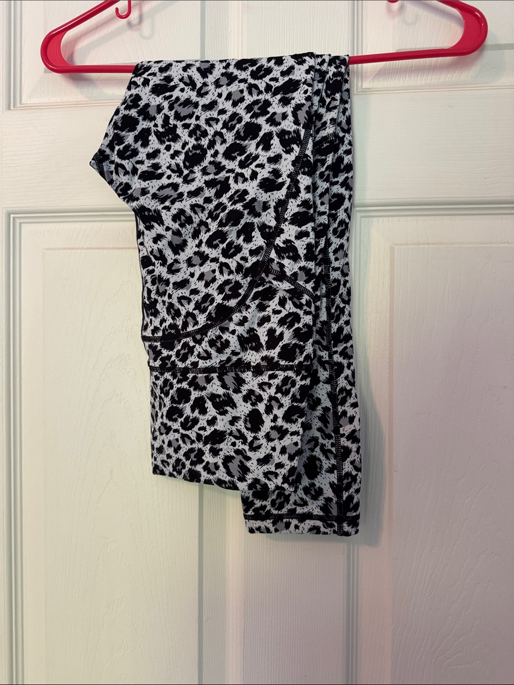ZYIA Black & White Leopard Capris w pockets
